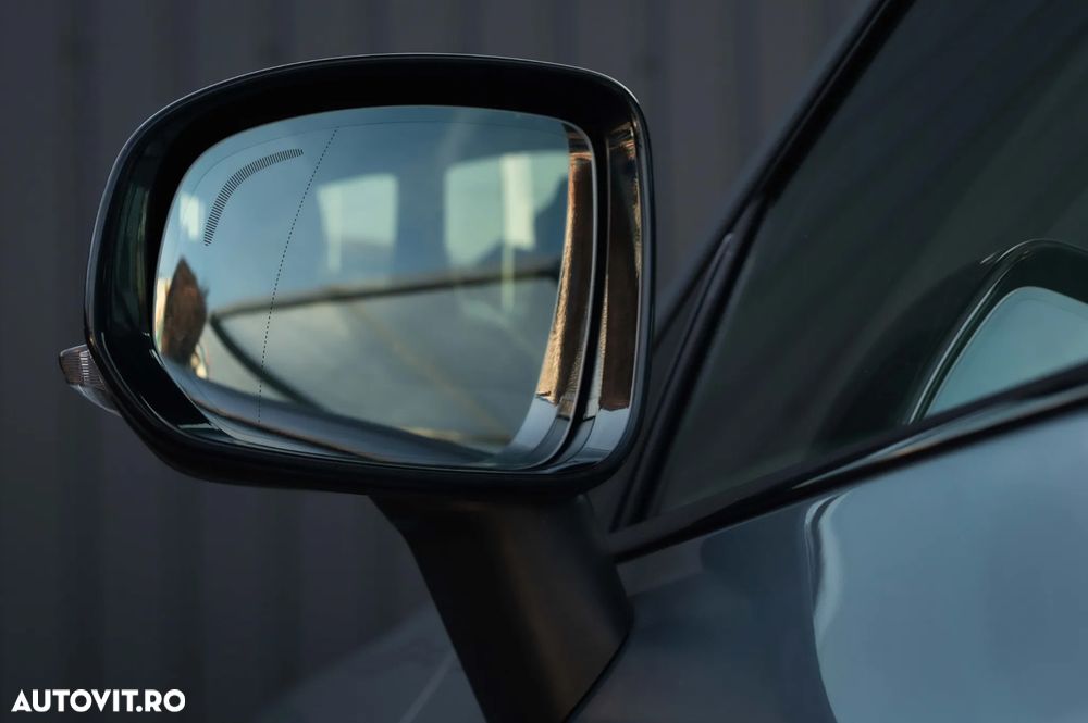 Volvo XC 60 B4 MHEV AT AWD Plus Dark - 18