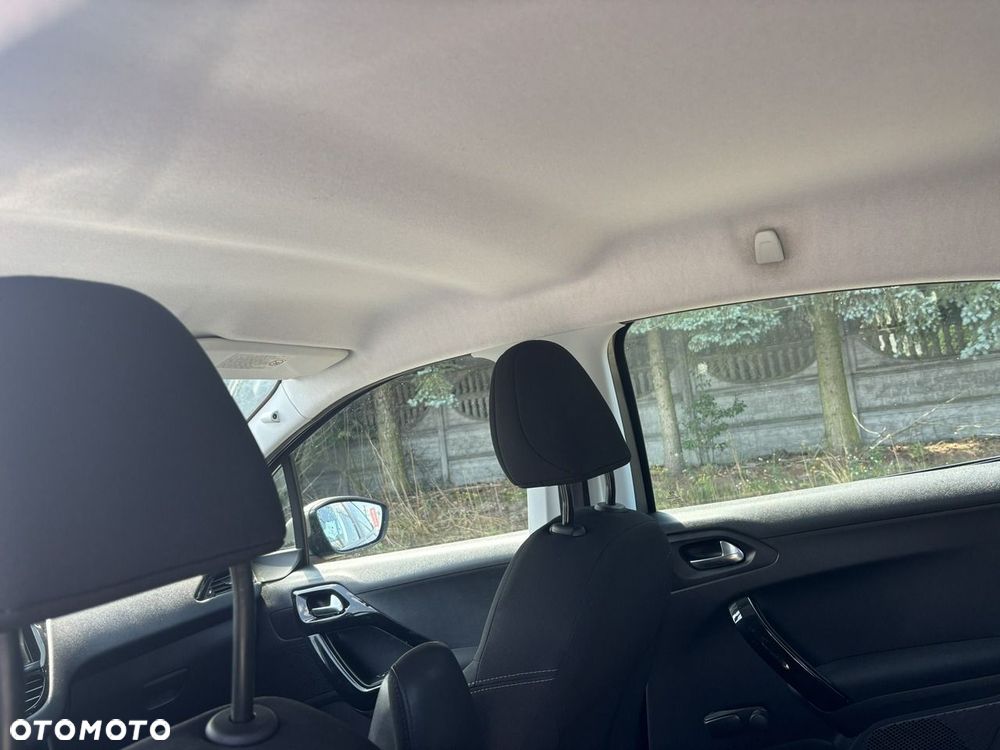 Peugeot 208 - 32