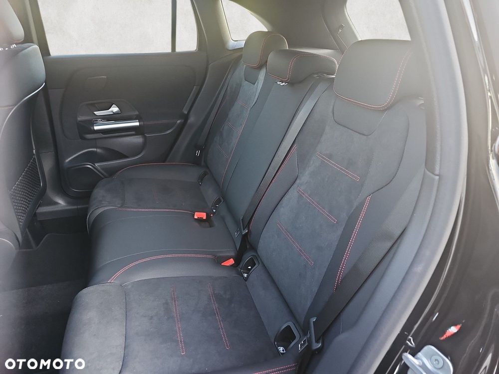 Mercedes-Benz GLA - 12