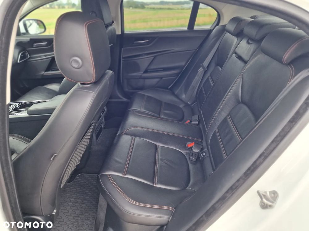 Jaguar XE 20d AWD R-Sport - 18