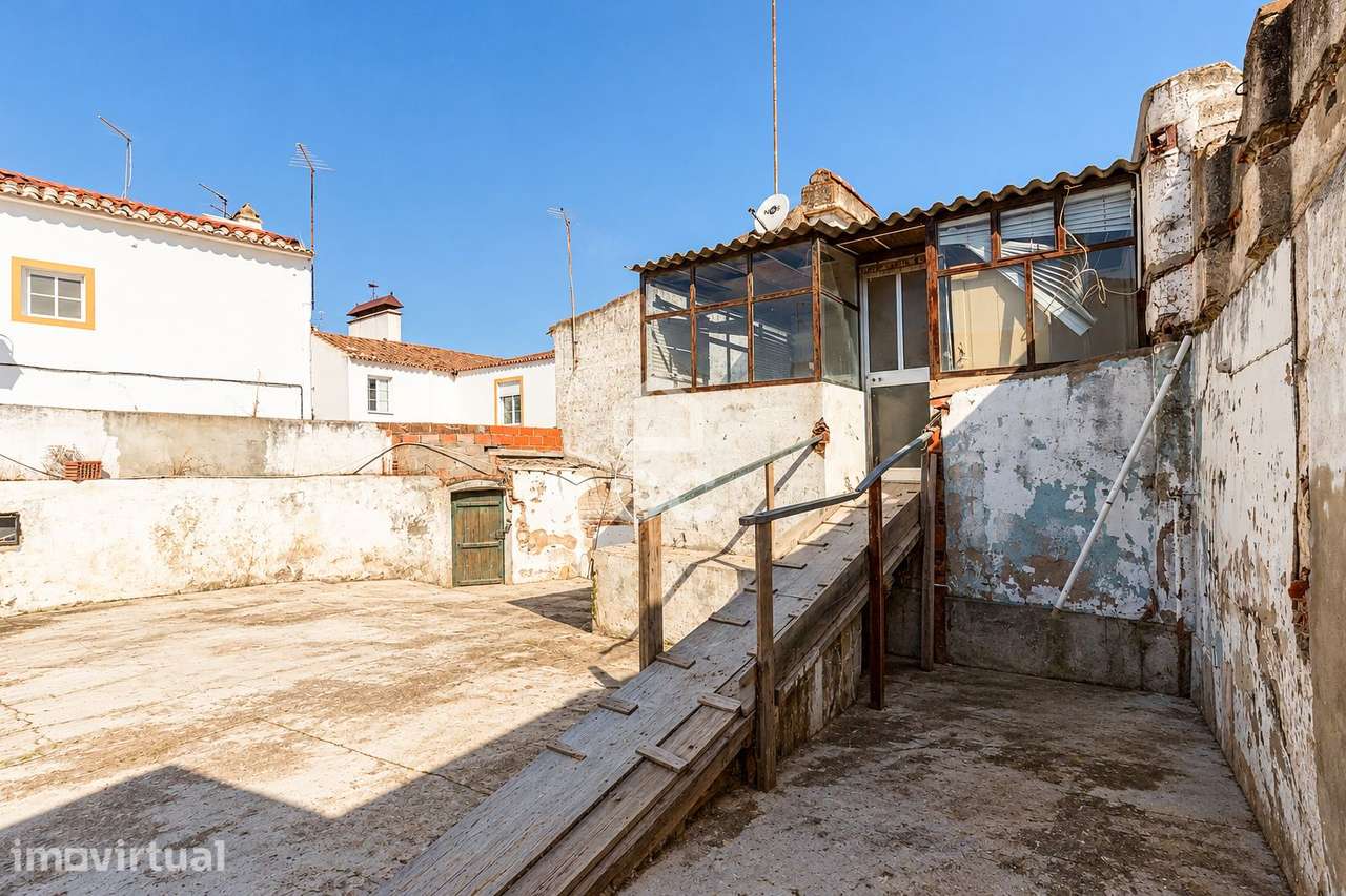 Moradia T3 c/ Projeto Aprovado em Fase de Reconstrução no Centro Histó - Grande imagem: 2/34