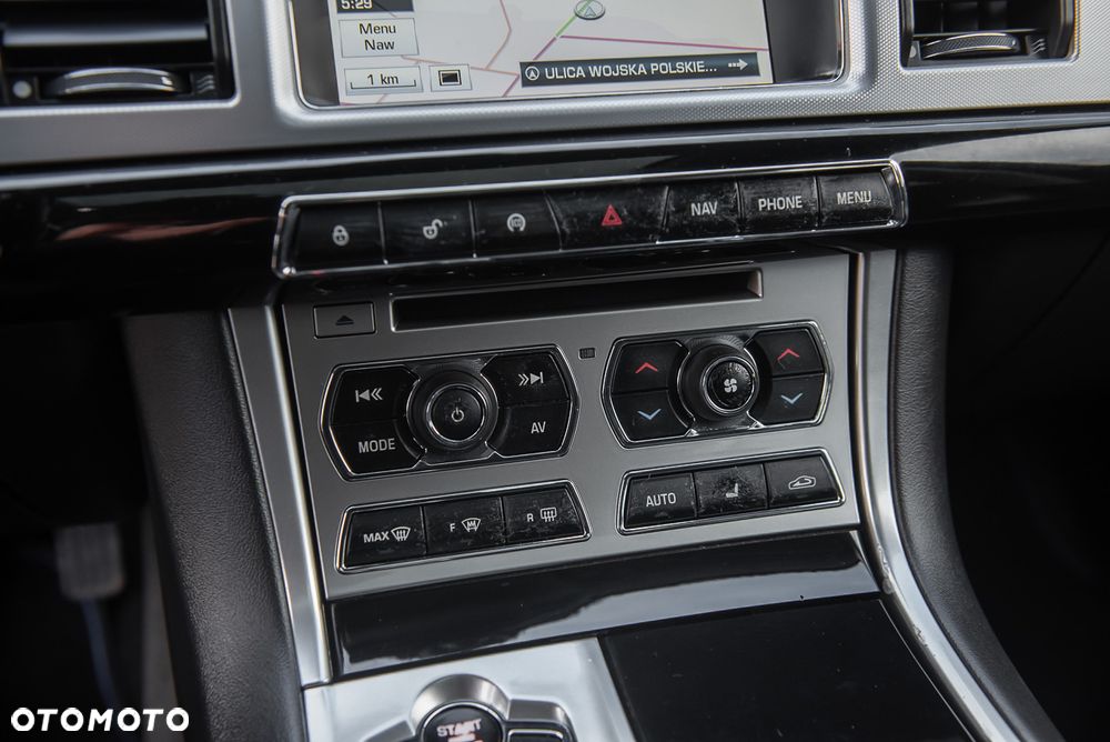 Jaguar XF 2.2 D Luxury - 25