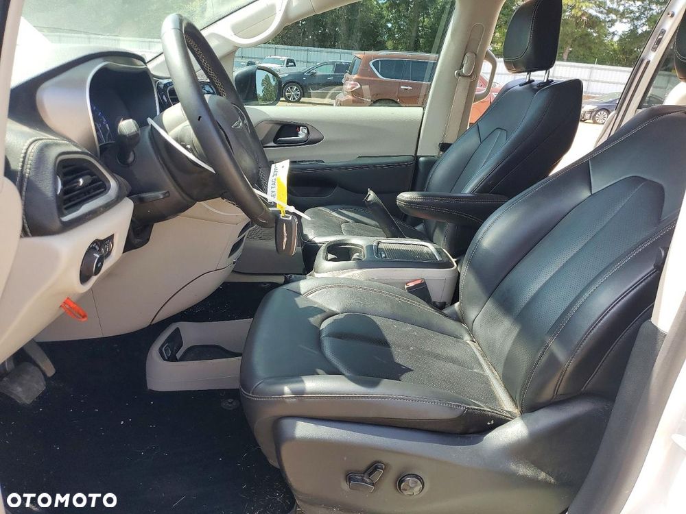 Chrysler Pacifica - 8