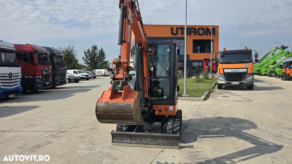 Hitachi ZX26U-6. 2025, 220 ore, Masa operationala 2,8 tone, adancime sapare 3m, CUPLA RAPIDA+CUPA INGUSTA+CUPA LATA+CUPA TALUZ, inst  picion pe brate, senile 95% ok,. rotire in gabarit, produs JAPONIAposibilitate leasing 4 ani, CA NOU-PROMOTIE 32.500 EUR+Tva - 13