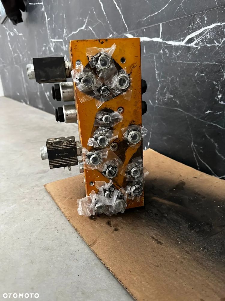 Rozdzielacz Hydrauliczny DXP24969-10 P Sterowany Elektrycznie 24V Zamiatarka Johnston - 2