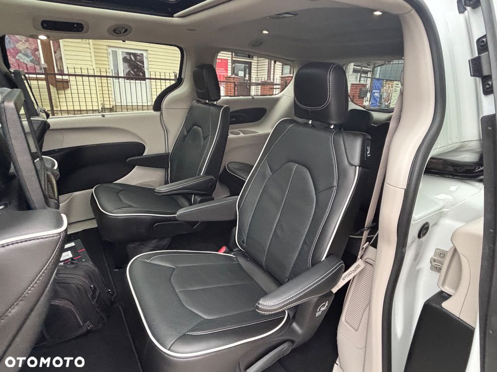 Chrysler Pacifica - 16