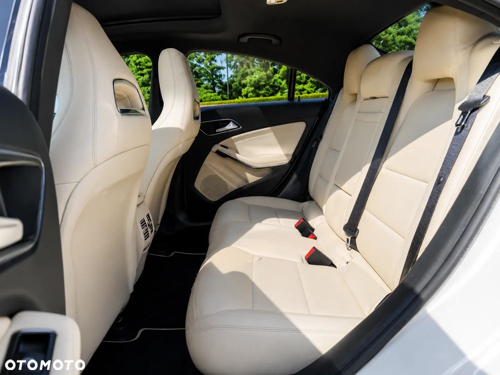 Mercedes-Benz CLA 250 4Matic 7G-DCT - 18