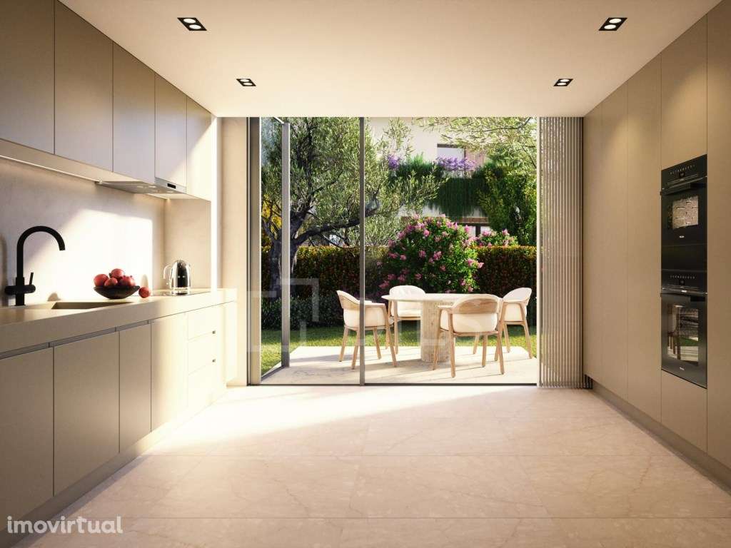Moradia T4 com jardim, piscina e estacionamento no Estoril - Grande imagem: 5/24
