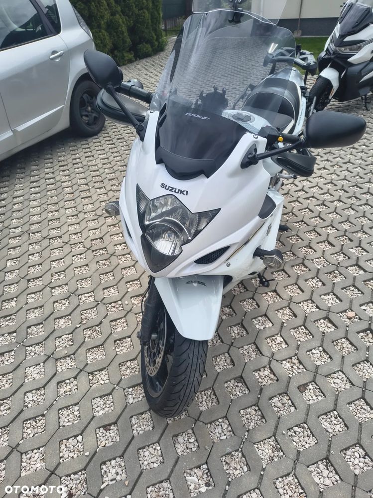 Suzuki GSX - 6