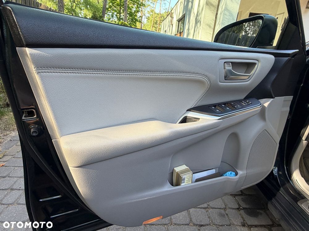 Toyota Camry 2.5 XLE - 7