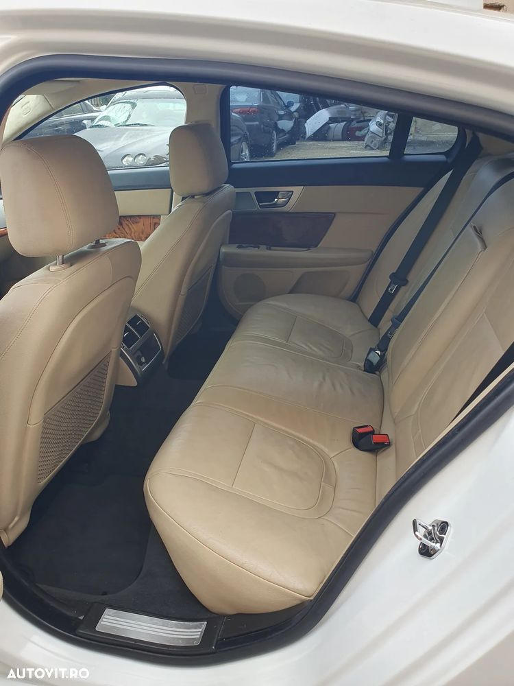 Jaguar XF 2.0 - 8
