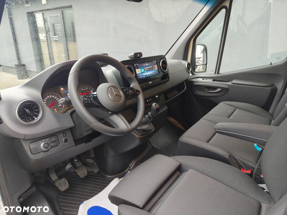Mercedes-Benz Sprinter - 12