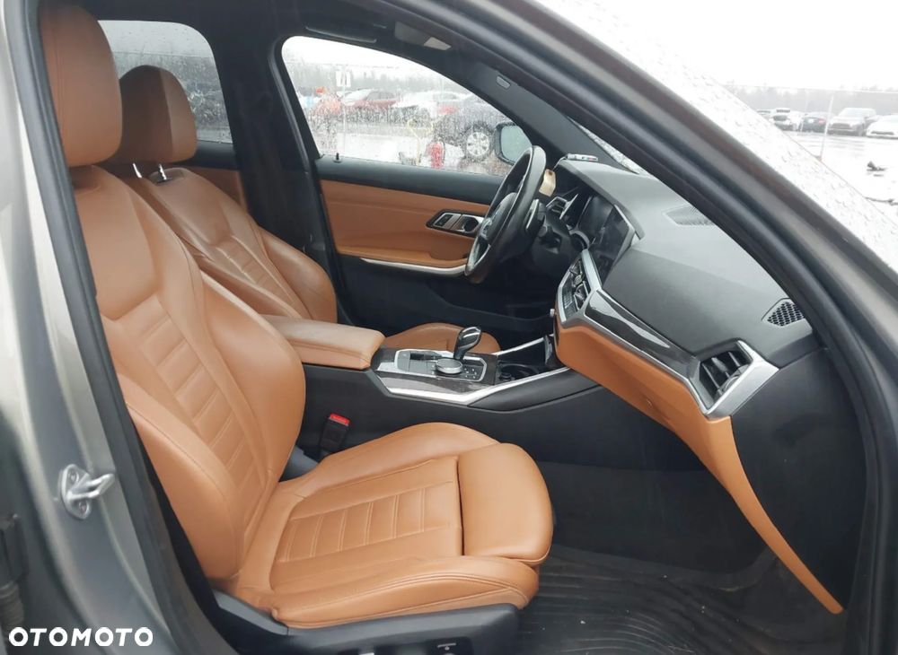 BMW Seria 3 330i xDrive M Sport Shadow - 9