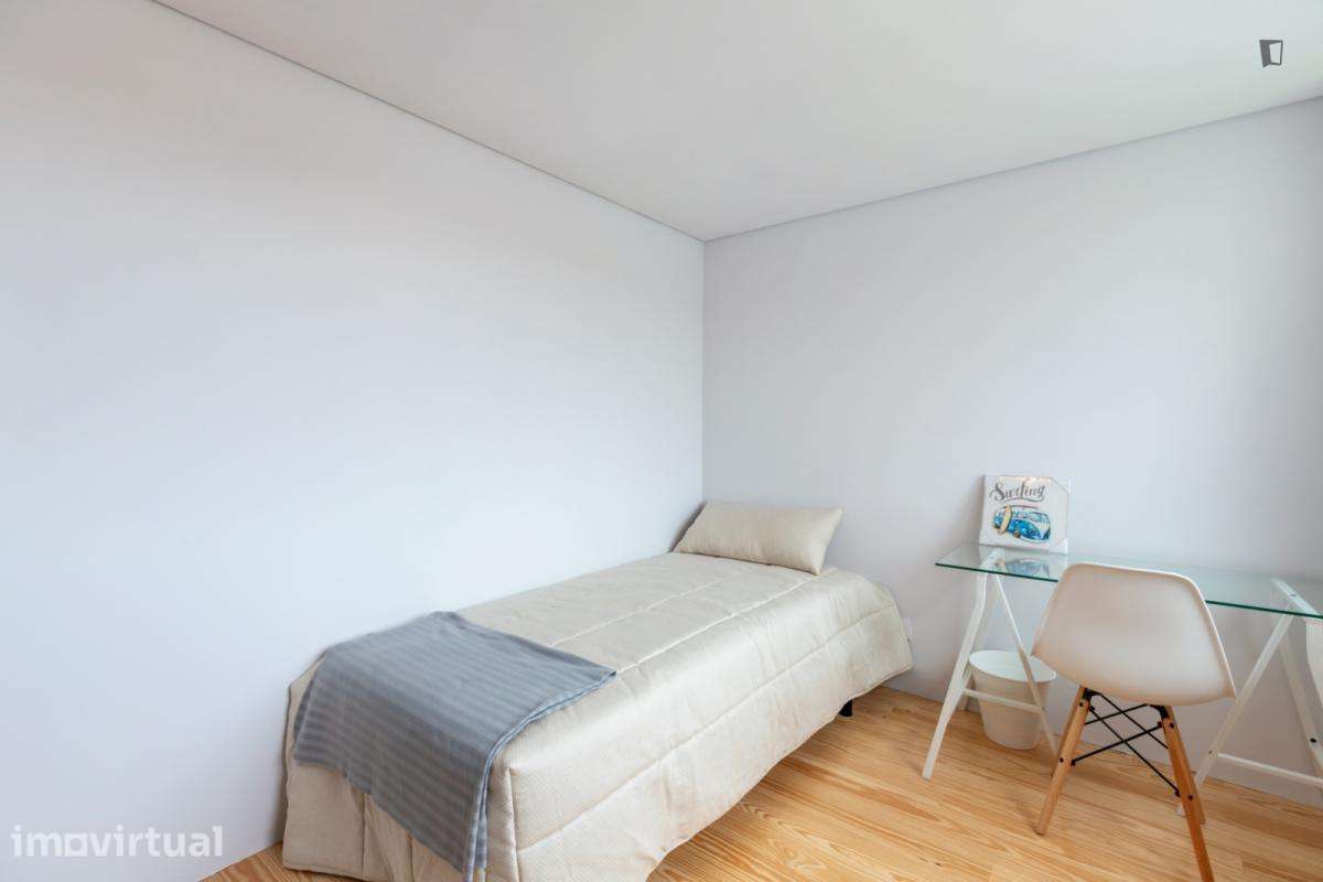 Quarto - localizado em Paranhos Porto - Grande imagem: 2/16