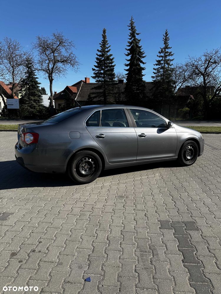 Volkswagen Jetta - 4