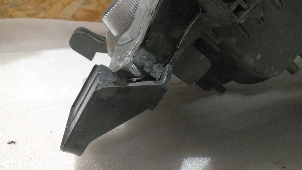 Lampa przednia lewa Toyota Hilux VIII Lift zwykła - 8