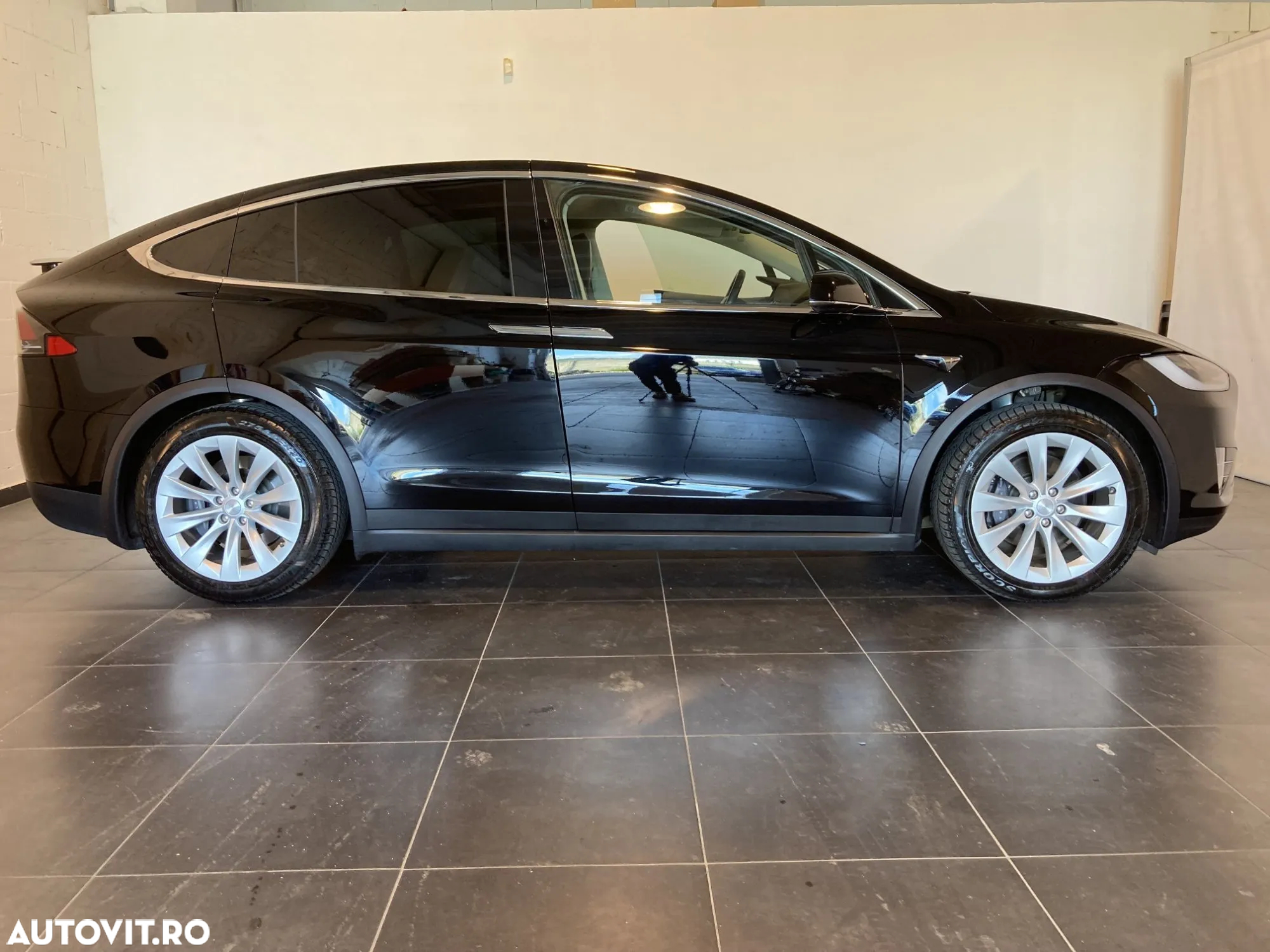 Tesla Model X - 4