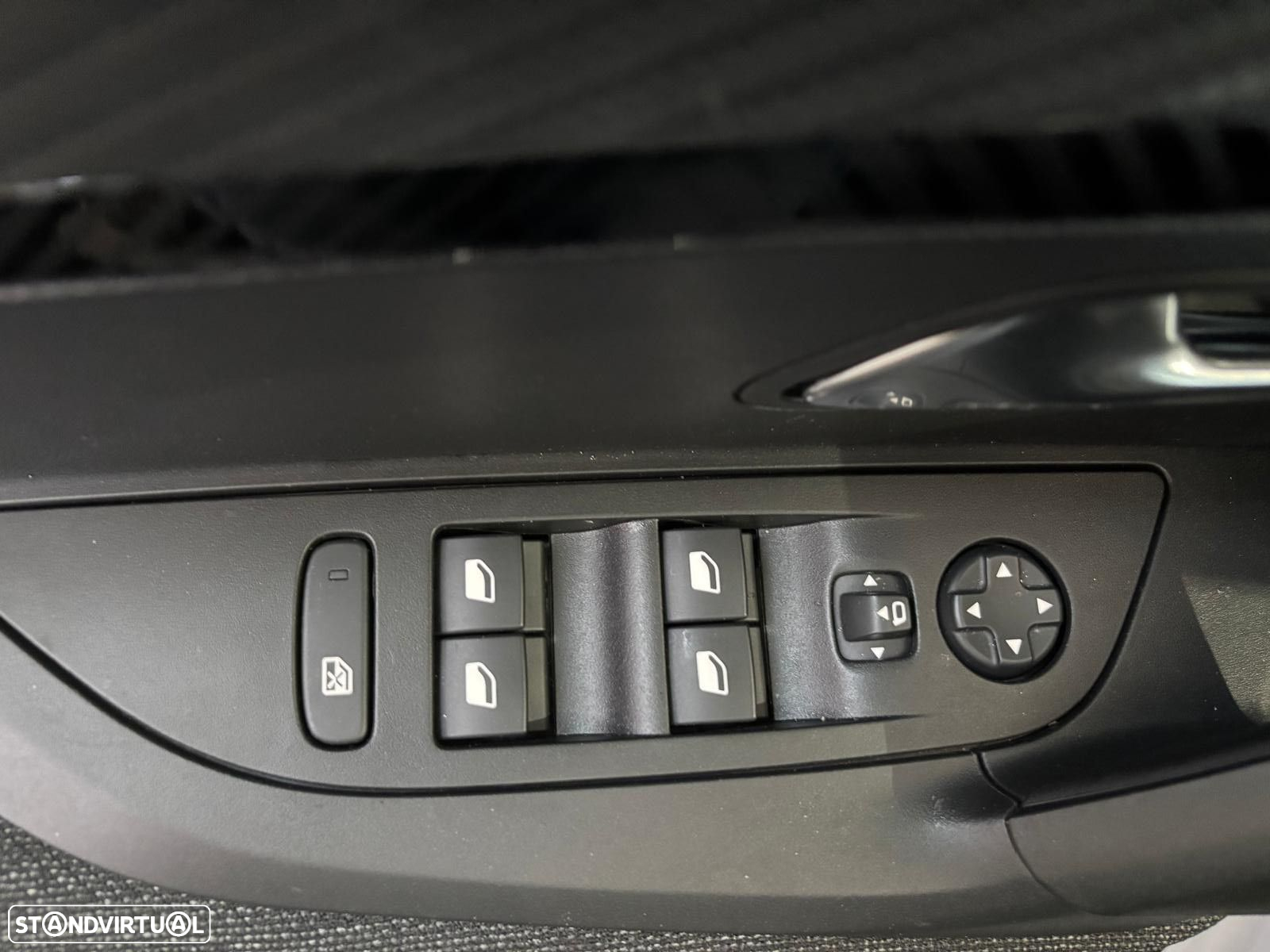 Peugeot e-2008 54 kWh Style - 17