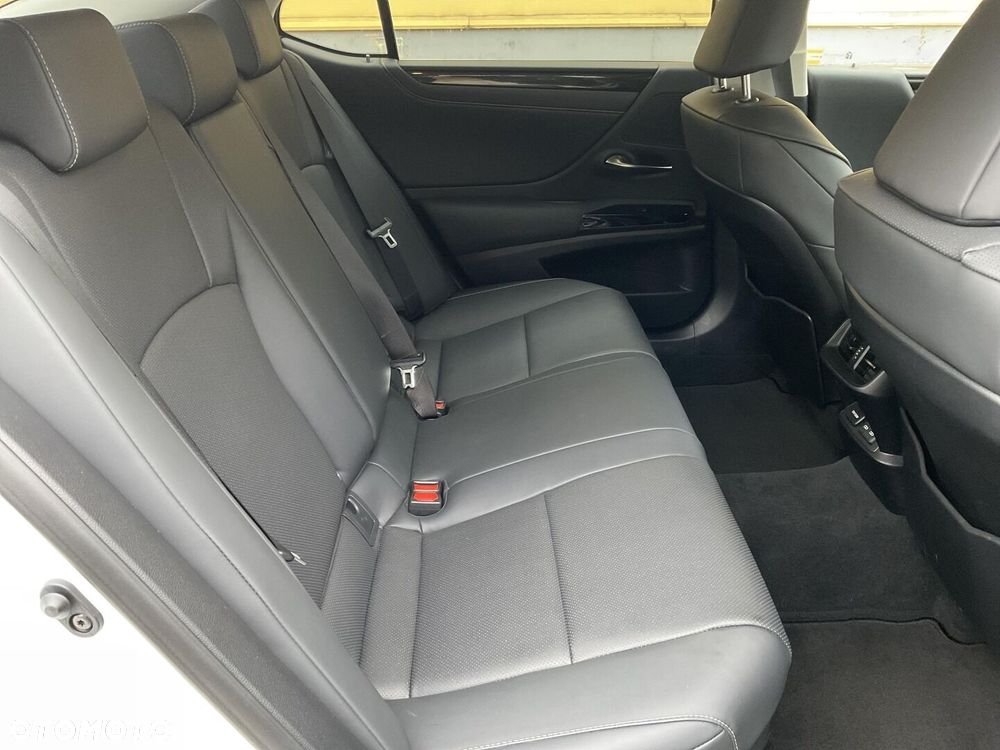 Lexus ES 300h Business Edition - 14