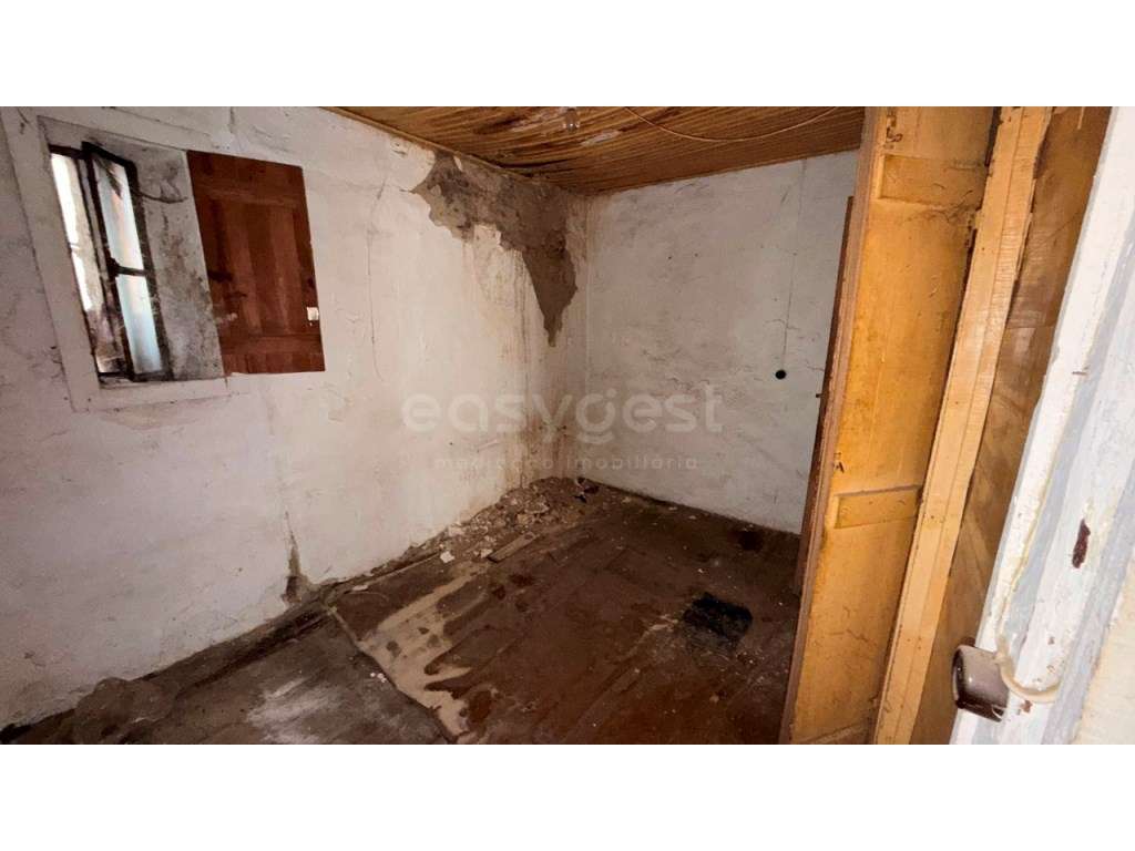 Moradia de 3 pisos para reconstrução | Centro de Alcains - Grande imagem: 4/6