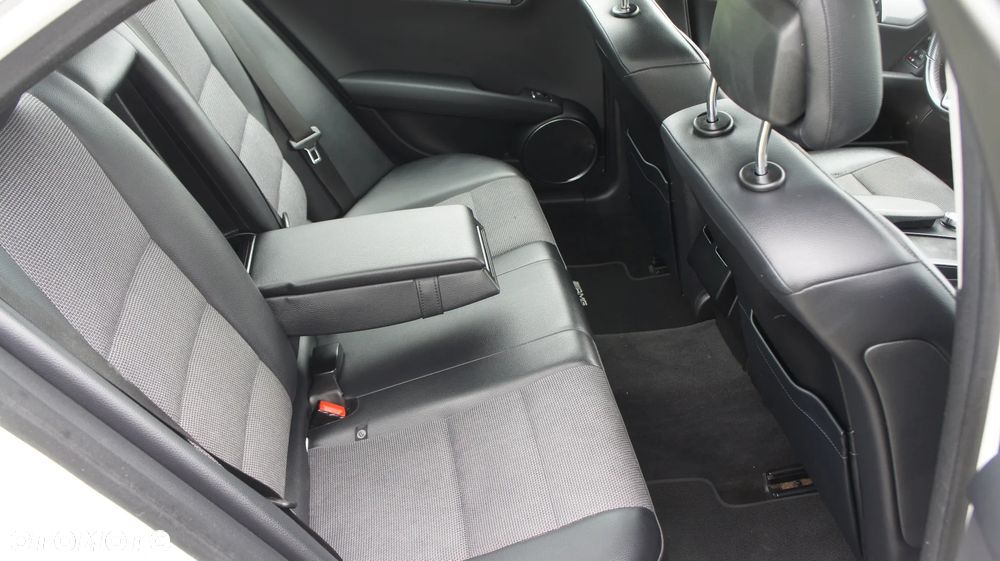Mercedes-Benz Klasa C 180 CGI Automatik BlueEFFICIENCY - 19