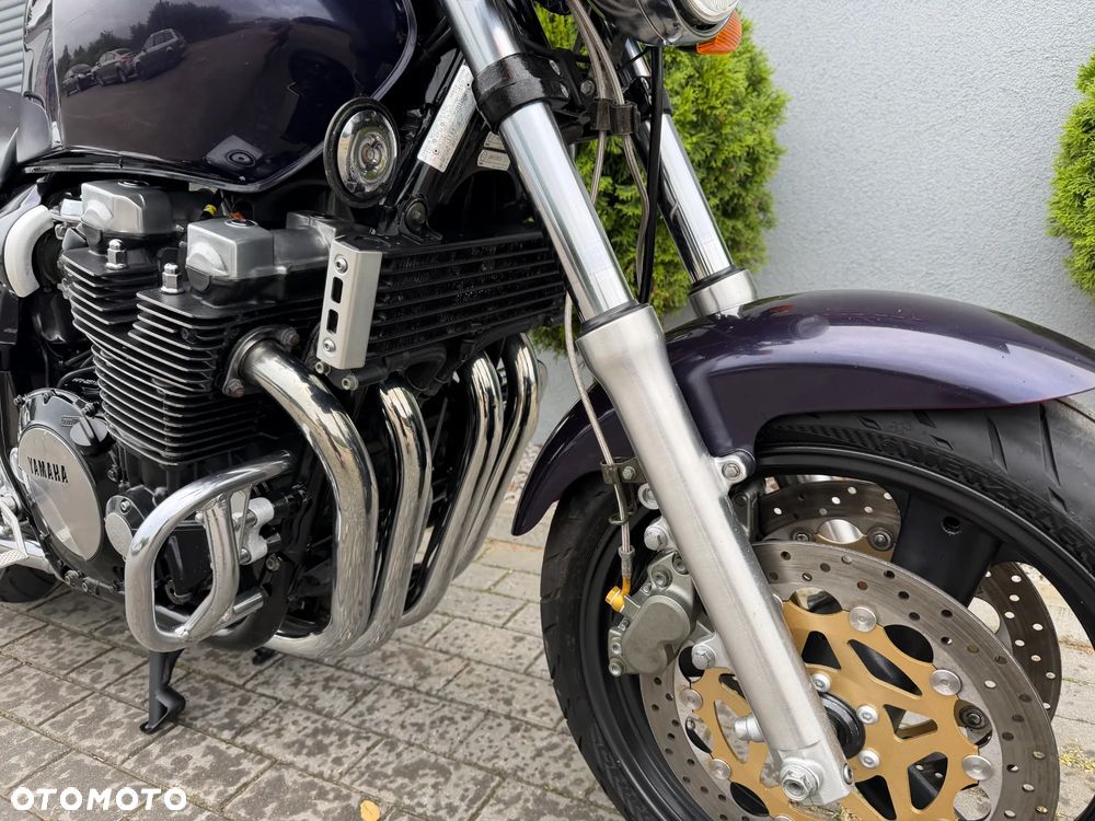 Yamaha XJR - 11