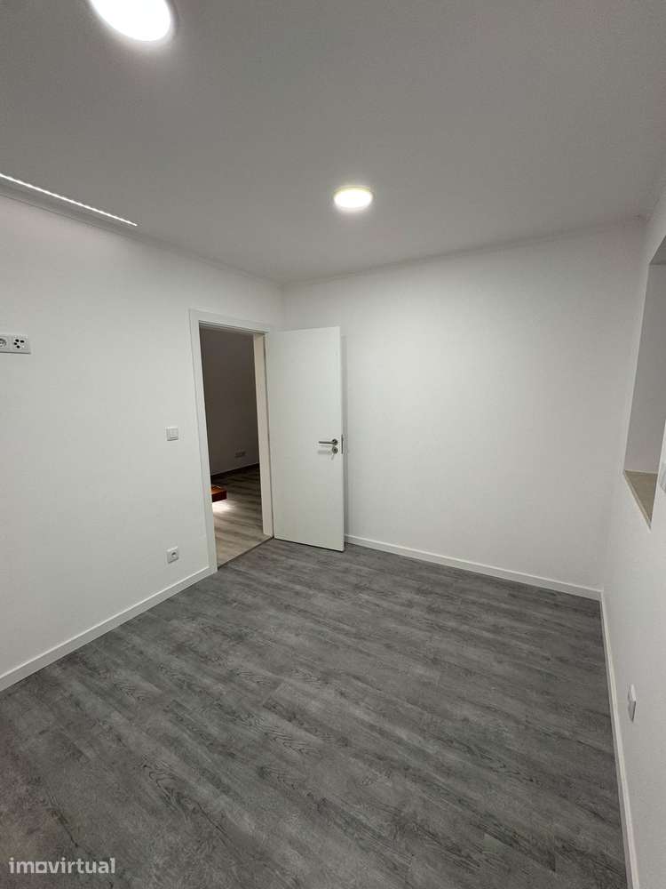 Moradia T2 Totalmente Remodelada com Garagem | Vila Nova da Rainha - Grande imagem: 3/12