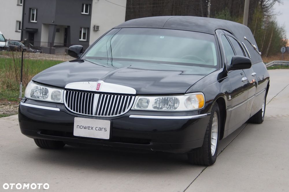 Lincoln Town Car - 3