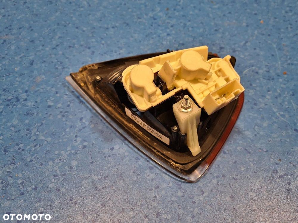 BMW 320I E90 LAMPA TYŁ LEWA WEWNĘTRZNA - 8