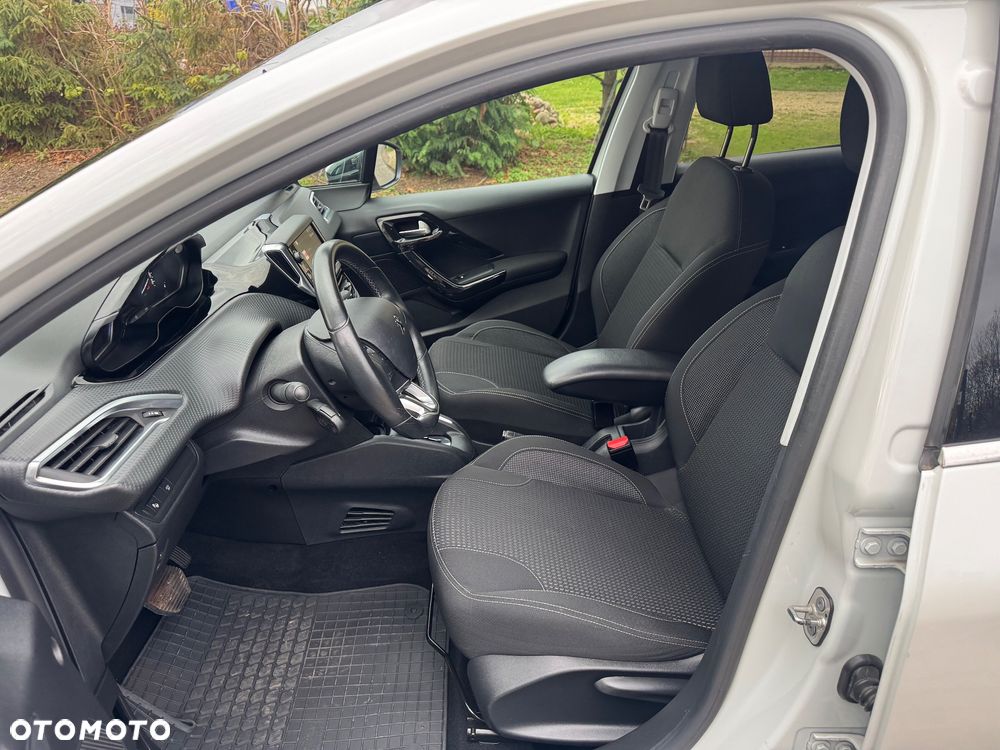 Peugeot 208 - 15