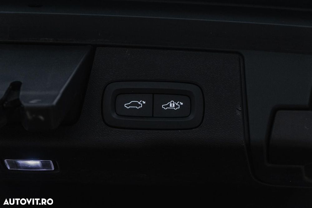 Volvo XC 60 B4 MHEV AT8 AWD Momentum Pro - 29