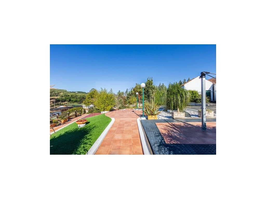 Quintinha com habitação, armazéns e terreno - Rio Maior - Grande imagem: 3/38