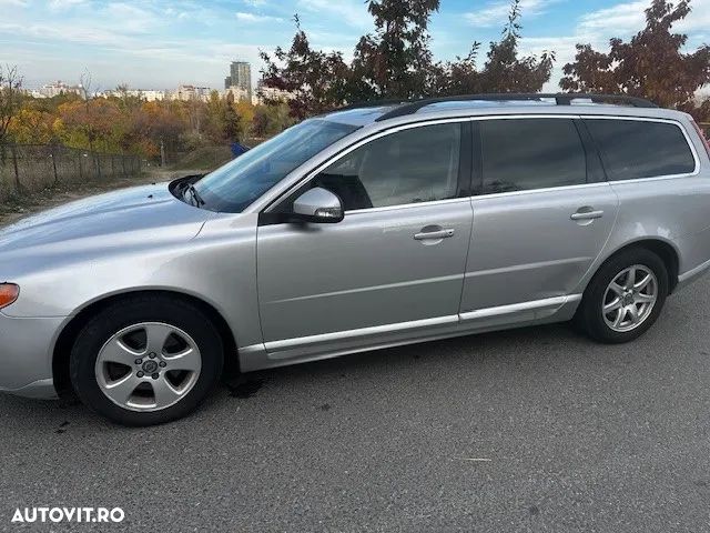 Volvo V70 2.4D Momentum - 1