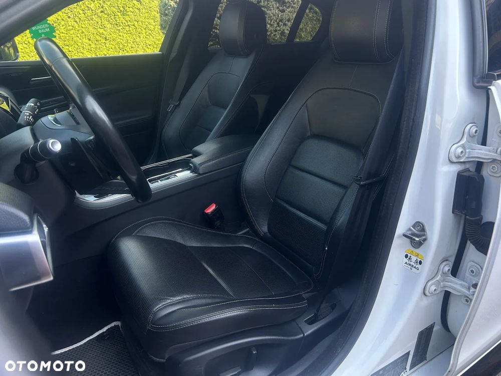 Jaguar XE 2.0 D R-Sport - 13