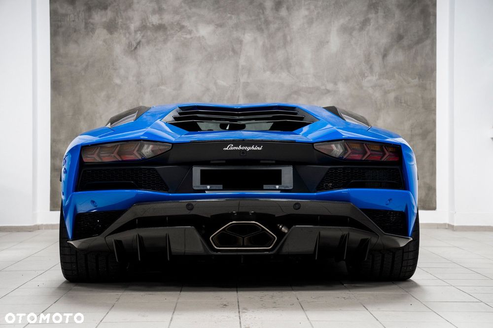 Lamborghini Aventador - 5