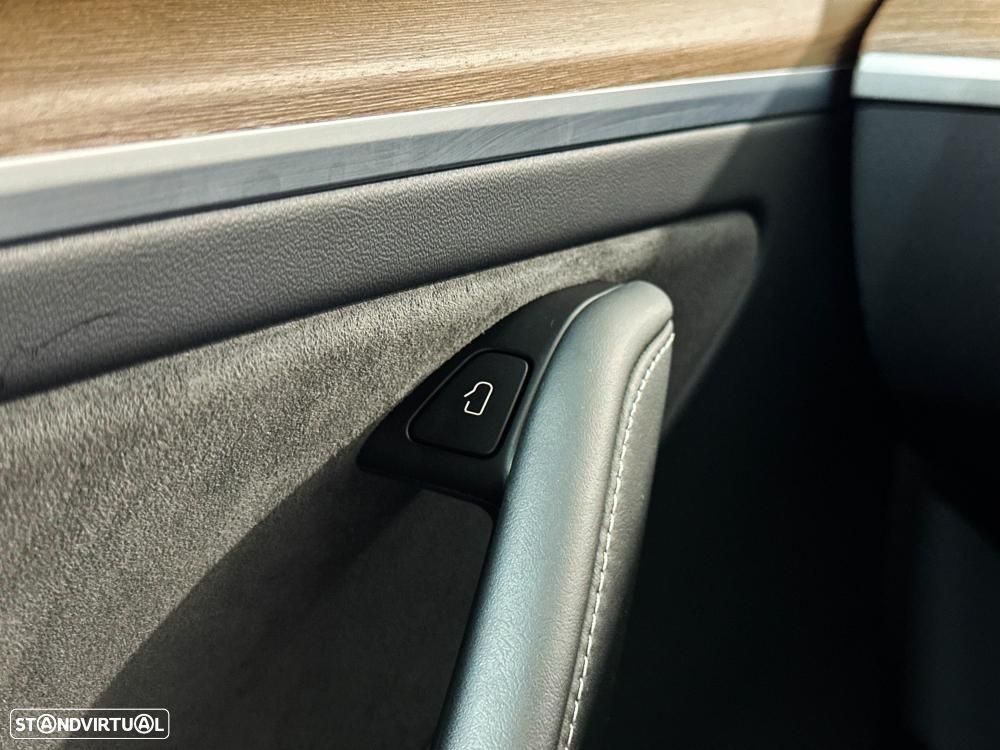 Tesla Model Y Long Range Dual Motor AWD - 47