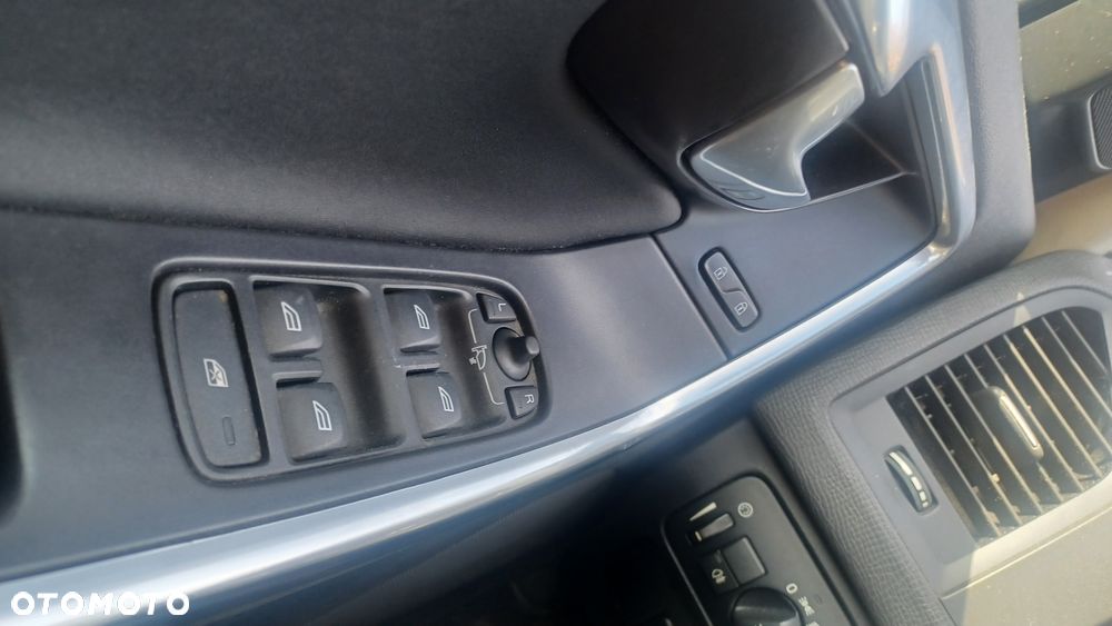 Volvo XC 60 D5 AWD Momentum - 9