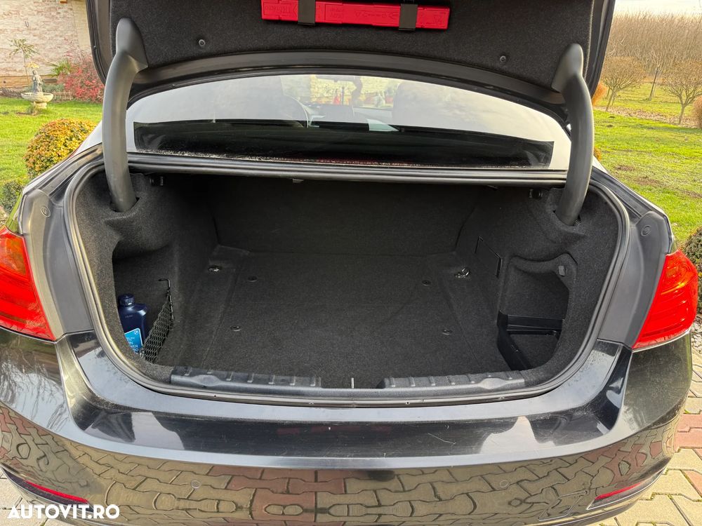 BMW Seria 3 320d Aut. - 31