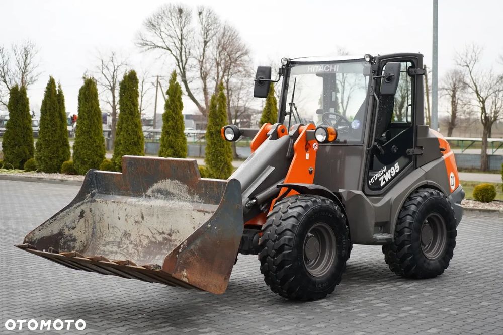 Hitachi ZW95 / ŁADOWARKA KOŁOWA / 2020 R / WIDŁY DO PALET - 12