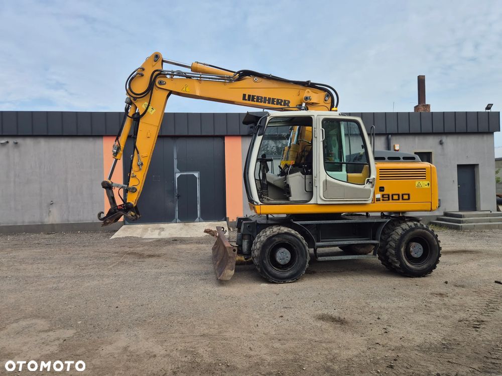 Liebherr A 900 C - 2