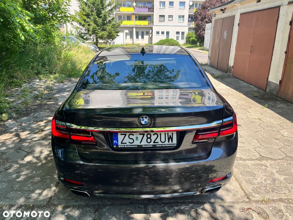 BMW Seria 7 750i - 12