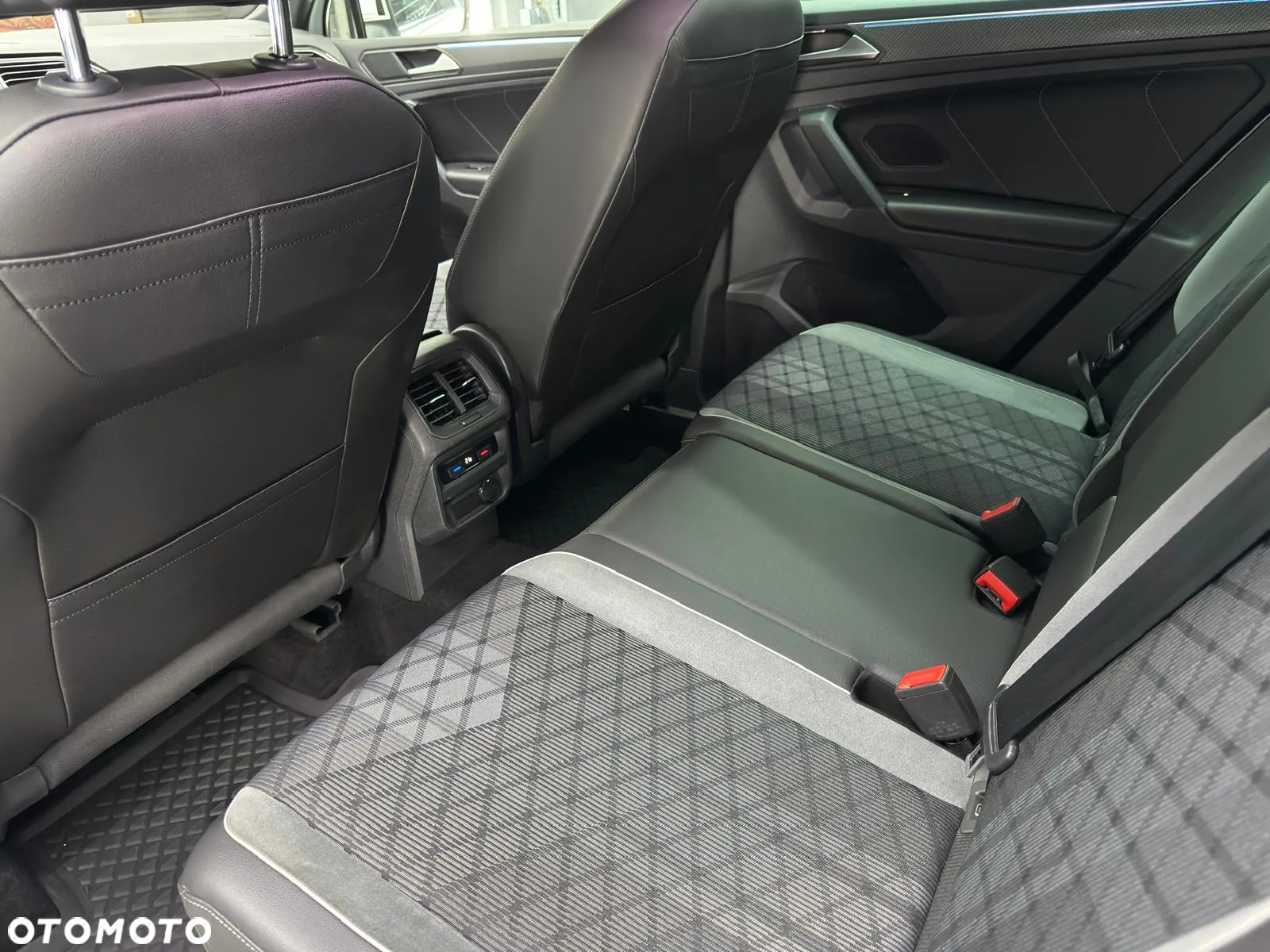 Volkswagen Tiguan 2.0 TDI SCR 4MOTION DSG R-Line - 25