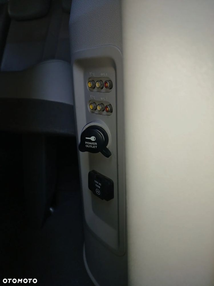 Chrysler Town & Country - 24