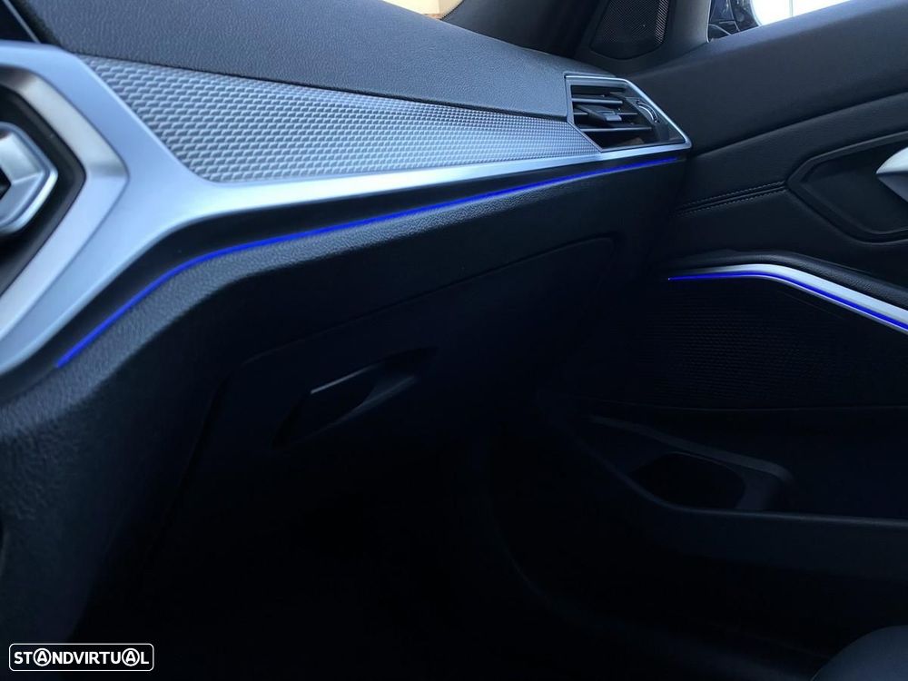 BMW 320 d Pack Desportivo M Auto - 24
