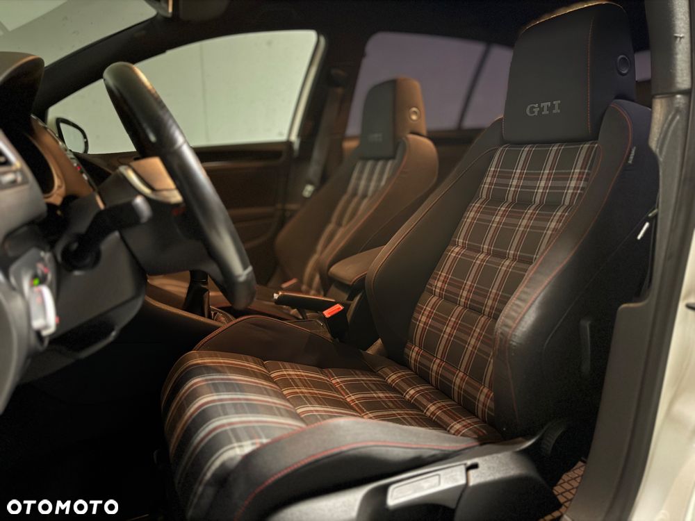 Volkswagen Golf - 17