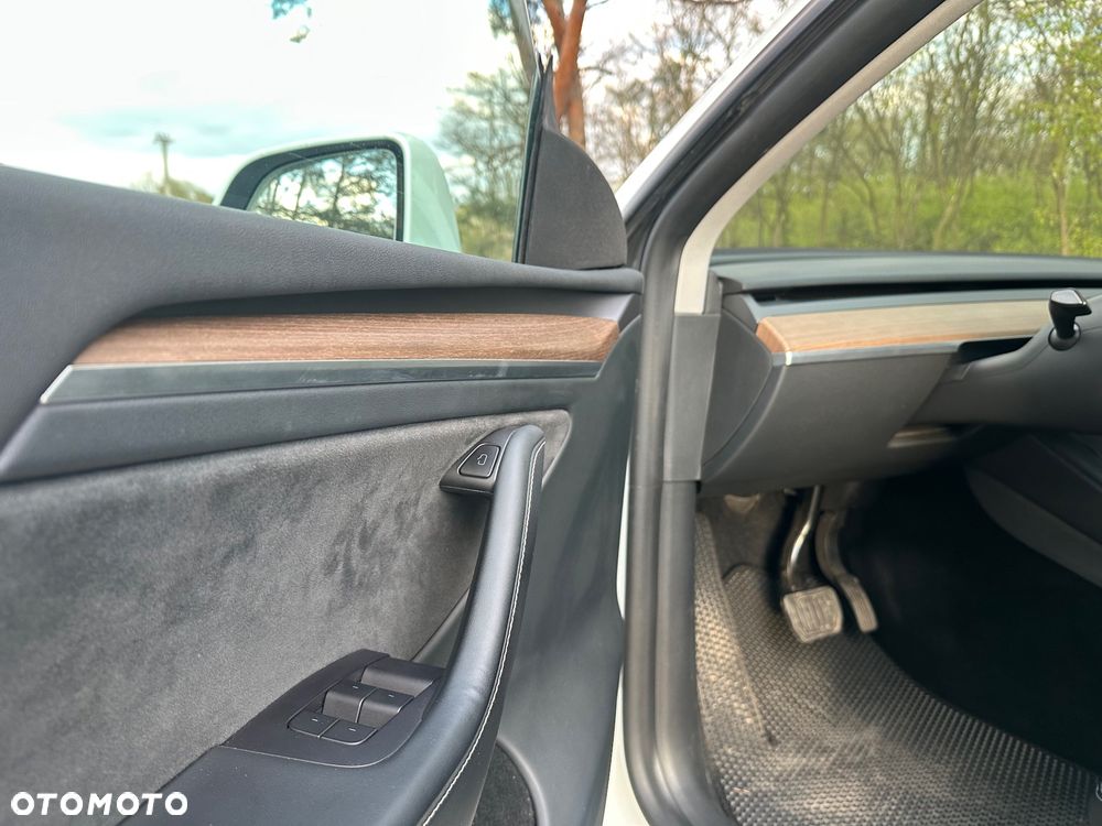 Tesla Model Y 79kWh Long Range RWD - 25