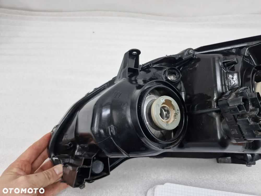 TOYOTA COROLLA E15 LIFT 10- PRAWA LAMPA PRZEDNIA PRZÓD  NR AUKCJI LL59 - 13