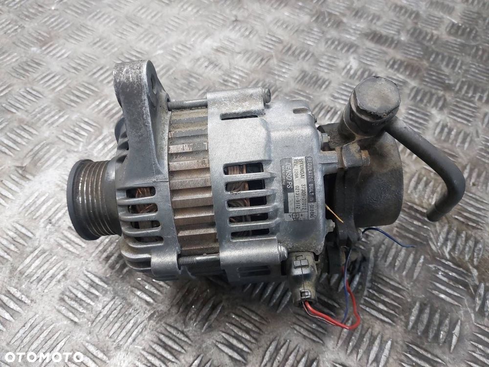ALTERNATOR + POMPA VACUM HYUNDAI TUCSON I 2.0 CRDI 37300-27012 ID: 236677 - 1