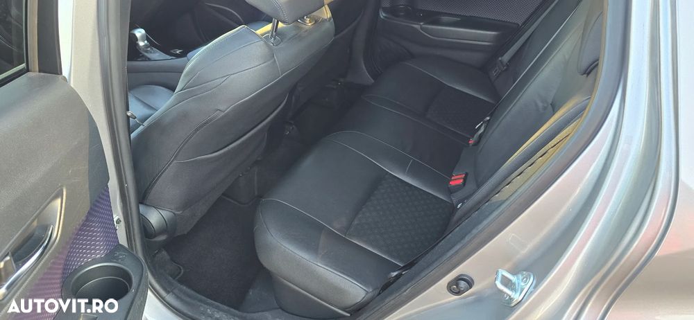 Toyota C-HR Hybrid Style Selection - 14