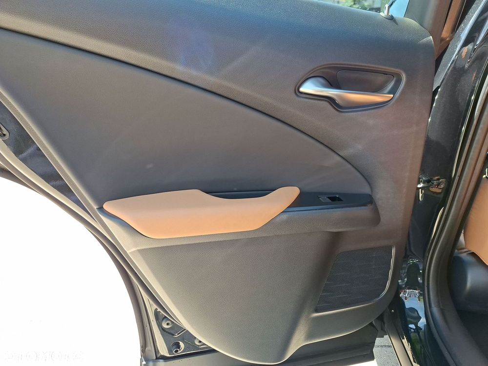 Lexus UX - 16